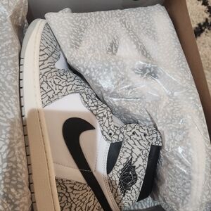 Nike Air Jordan 1 Retro High OG - Black and Gray